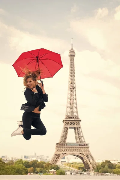Šťastná žena cestovat v Paříži, Francie. Žena skok s módní deštník. Dívka s krásou podívat na Eiffelovu věž. Pařížan izolovaných na bílém pozadí. Cestování a wanderlust. Užijte si letní dovolenou — Stock fotografie