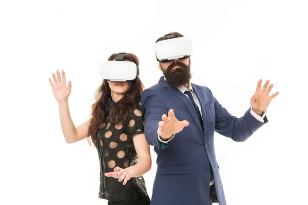 Software moderno para negocios. Imagínate. Negocio implementar tecnología moderna. Pareja colegas usan hmd explorar la realidad virtual. Los socios comerciales interactúan en la realidad virtual. Nueva oportunidad — Foto de Stock