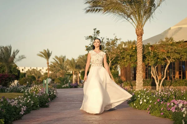 Trouwdag is hier. Bruid luxe witte bruiloft jurk zonnige dag tropic natuur achtergrond. Tropic bruiloft. Geweldige jurk vrouw vrij dragen op tropische huwelijksceremonie. Perfecte plassen voor ceremonie — Stockfoto