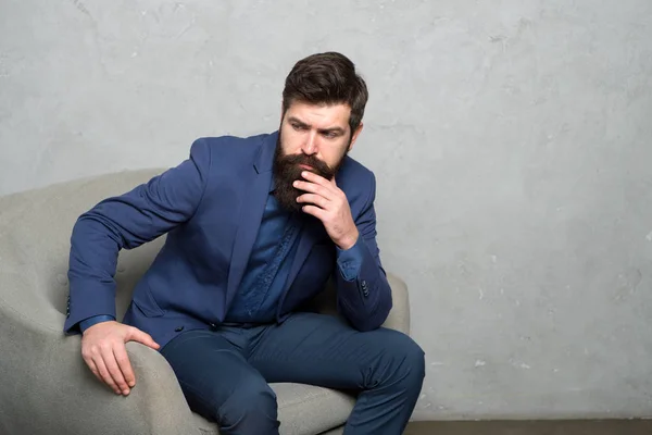 Moda masculina en la oficina de negocios, espacio de copia. Hombre barbudo. Hipster maduro con barba. Negocios. Un hombre de negocios moderno. Un hombre confiado y brutal. Empresario en traje de moda formal. ¡Hombre! Aspecto de moda empresarial — Foto de Stock