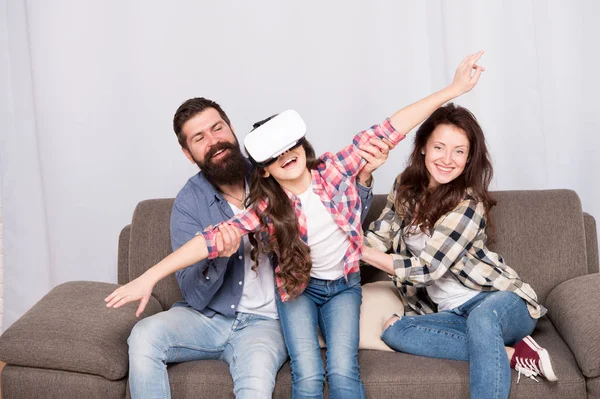 Hija atrapada en la realidad virtual. Mucha preocupación alrededor de los niños que usan auriculares VR. Mundo digital. Vida virtual y dependencia. Los padres se preocupan por el niño en la realidad virtual. Juegos cibernéticos virtuales — Foto de Stock