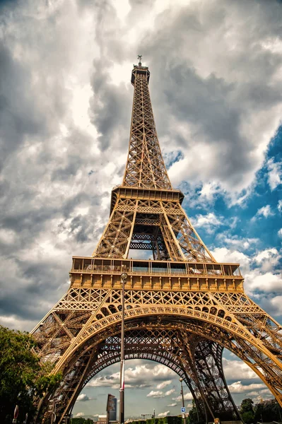 Eiffelturm in paris, franz. Turm am bewölkten Himmel. Architekturstruktur und Designkonzept. Sommerurlaub in der französischen Hauptstadt — Stockfoto