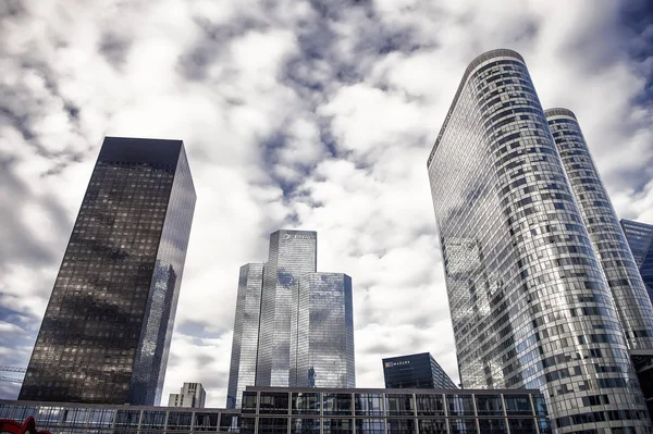 Skyline sur ciel nuageux à la défense, france — Photo