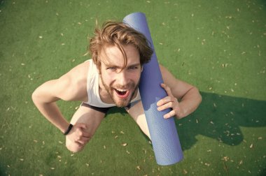 Yoga katılın. Dostum atlet neşeli gülümseyen yüz taşır, germe için gidiş mat. Sporcu açık pratik için yoga mat taşır. Açık yoga kavramı. Her zaman germe egzersiz yaptıktan sonra atlet