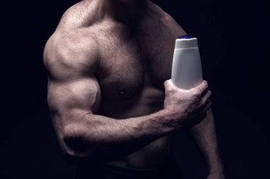 kas vücut adamla şampuan şişesi elinde