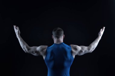 Kaslı vücudu ve sırtı olan bir adam..