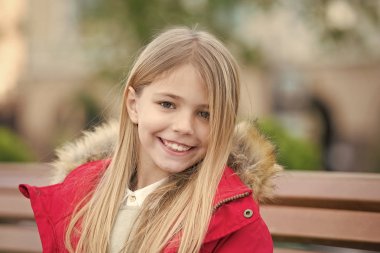 Çocuk sonbahar günü zevk