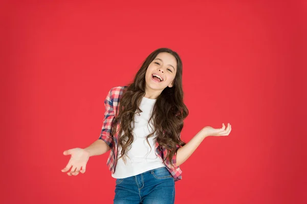 Amusons-nous. Allez, viens. Insouciante et joyeuse. Enfant fille expression insouciante. Je ne sais pas. Calme-toi. Enfant avec de longs cheveux bouclés se sentant joyeux et insouciant. Bonne enfance. Amusant et relax — Photo