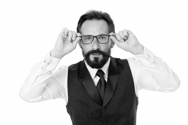 Man met baard dragen brillen geïsoleerde witte. Zakenman leraar aanpassen brillen. Nemen kijkje concept. Business analyse en analytische vaardigheden. Brillen-optiek en visie controleren. Kijk zorgvuldig — Stockfoto