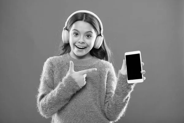 Καλύτερες εφαρμογές μουσικής που αξίζει να ακούσετε. Κορίτσι παιδί ακούει μουσική μοντέρνα ακουστικά και smartphone. Ακούστε δωρεάν. Αποκτήστε μουσική οικογενειακή συνδρομή. Πρόσβαση σε εκατομμύρια τραγούδια. Απολαύστε μουσική έννοια — Φωτογραφία Αρχείου