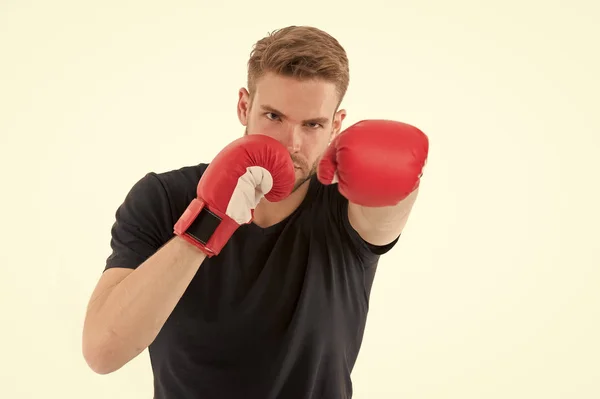 Homme boxe isolé sur blanc. Macho en gants de boxe rouge. Prêt à se battre. Un sportif confiant. Énergie et puissance, K.O. Entraîneur de fitness à l'entraînement. Poinçon. Objectif et succès futurs. — Photo