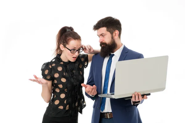 Concepto de supervisor. Pareja trabajando usando laptop. La dama de negocios comprueba lo que se hace. Un resultado indignante. Señora jefa insatisfecha con los indicadores de negocio. El gerente muestra el resultado. Informe resultado del negocio — Foto de Stock