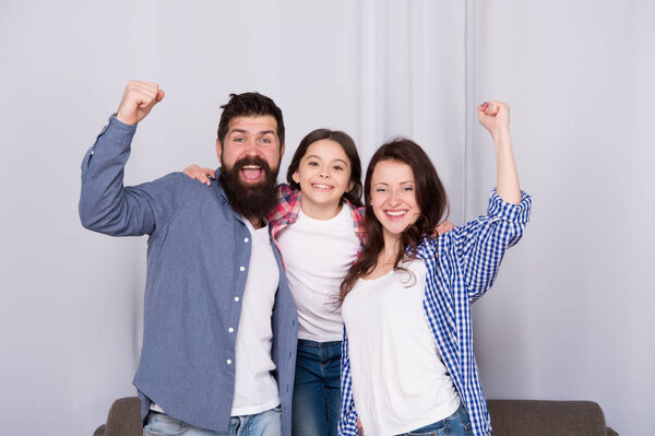 Тесные и доверительные отношения. Идея семейных ценностей. Семейные связи. Семья проводит выходные вместе. Дружеская семья веселится вместе. Мама бородатый папа и веселые обнимашки дочери. Счастливое родительство
