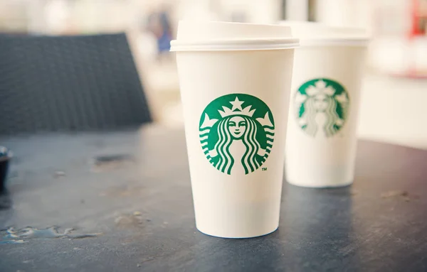 A tall Starbucks coffee in starbucks coffee shop — Stock Photo, Image