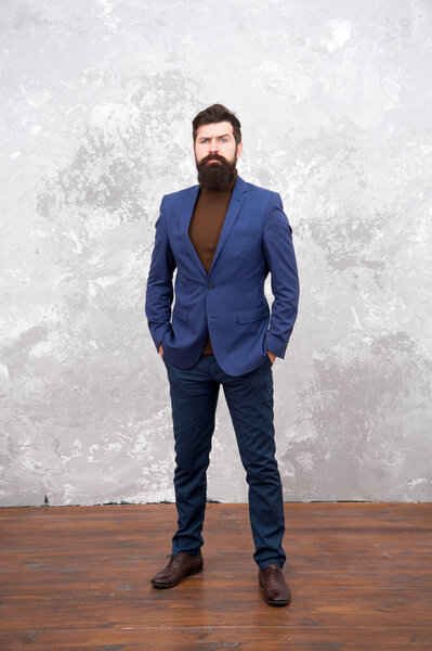 Шикарный стиль. Мужчина бородатый хипстер носит классический костюм. Формальный костюм. Позаботьтесь о костюме. Элегантность и мужской стиль. Бизнесмен или хозяин модного наряда серый фон. Концепция моды
