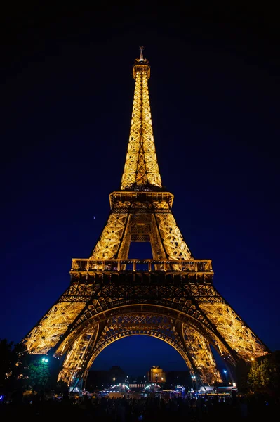 Paris, France - 01 juin 2017 : Tour Eiffel dans le ciel nocturne. Tour avec éclairage lumineux. Structure architecturale et concept de conception. Vacances d'été dans la capitale française — Photo