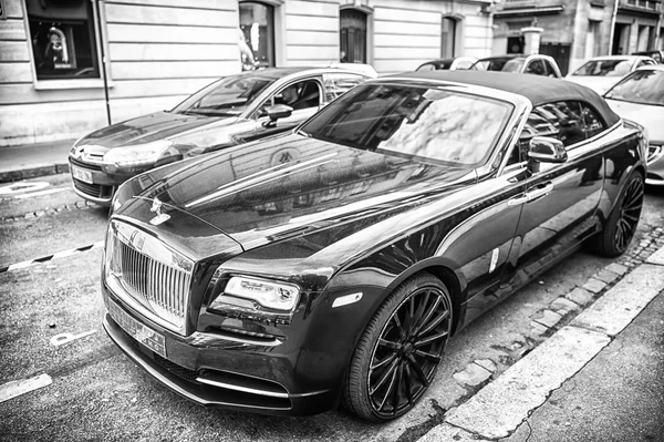 Luxusní Supercar rolls royce rolls-royce duch modré a zlaté barvy zaparkované na ulici v Paříži. rolls royce rolls-royce je slavný drahý automobil značky auto — Stock fotografie