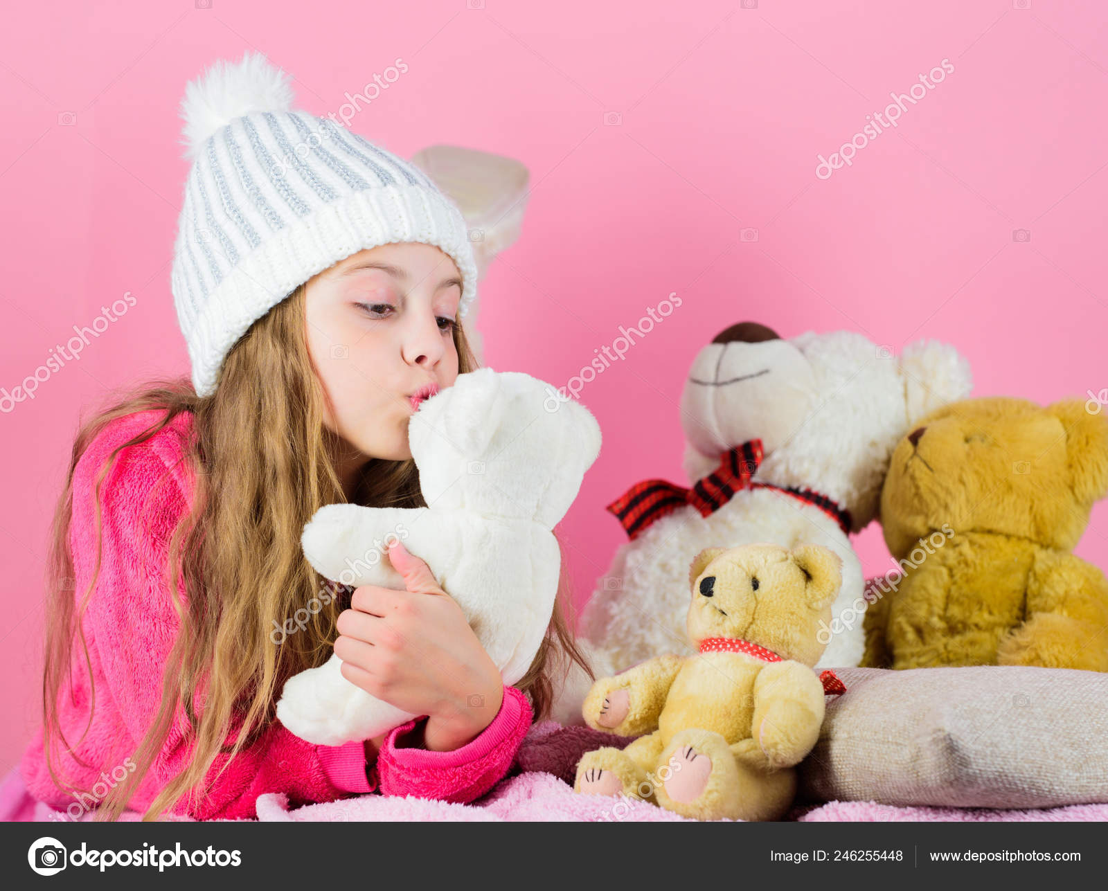 Brinquedos para criança menina pequena com brinquedo de urso macio menina  jogando jogo na sala de jogos feliz infância aniversário abraçando um  ursinho de pelúcia loja de brinquedos dia das crianças melhor