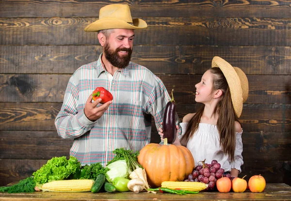 Farma trh s podzimní sklizeň. Rodinná farma festival koncept. Venkov rodinné životní styl. Muž vousatý venkovský farmář s klukem. Rodina otec zemědělec zahradník s dcerou poblíž harvest zelenina — Stock fotografie