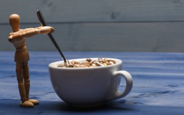 İlaç dozu. Ahşap insan kukla Kupası tam hapları ve tablet. Vitamini kokteyl. Sağlık sorunu. Dokunulmazlık bakım ve tıp vitaminler. İlaçlar karıştırma. Hızlı tedavi. Tıp kavramı al