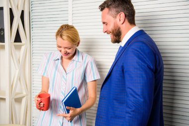 Patron işçi iş tartışıyorlar. İşyeri ilişkileri. İş arkadaşları huzurlu dostane bir atmosferde. Dostluk meslektaşlarının. Office kahve molası. Eşitlik ve saygı. Arkadaşları arasındaki konuşma