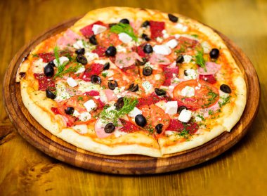 Pizza dereotu ile servis. Pizza domates Siyah Zeytin ve jambon. Gıda kavramı götürün. Pizza restoran. İtalyan pizza kavramı. Ahşap tahta plaka üzerinde lezzetli sıcak pizza. Gıda dağıtım hizmeti