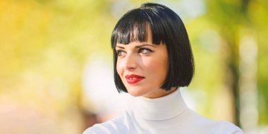 Kadın kırmızı dudaklar makyaj defocused yüz arka plan ile yakın kadar gizemli. Makyaj parlak vurgu dudaklarında. Kırmızı ruj makyaj ona yakışıyor. Mükemmel makyaj esmer bayan için. Moda ve güzellik kavramı