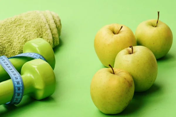 Barbells par des pommes vertes juteuses. Régime alimentaire et sport concept de régime — Photo