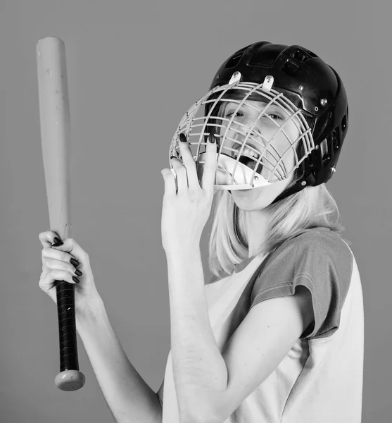 Frau genießen Baseball spielen. Mädchen selbstbewusst hübsche Blondine tragen Baseballhelm und halten Schläger auf blauem Hintergrund. Frau im Baseball-Sport. Baseball-Spielerin. Sportstereotype durchbrechen — Stockfoto