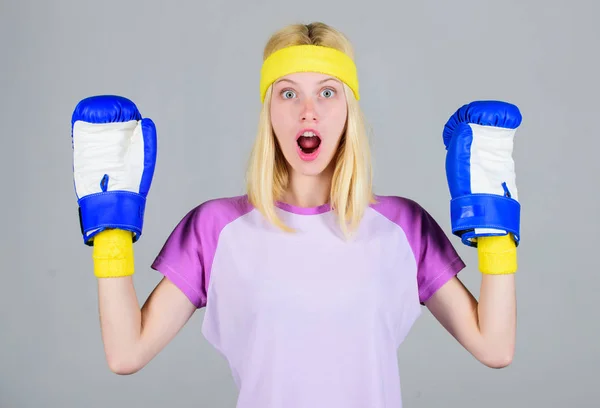 Donna che si allena con i guanti da boxe. Concetto di pugilato sportivo. Esercizi di cardio boxe per perdere peso. Femminilità ed equilibrio di forza. Guanti da boxe donna godere di allenamento. Ragazza imparare come difendersi — Foto Stock