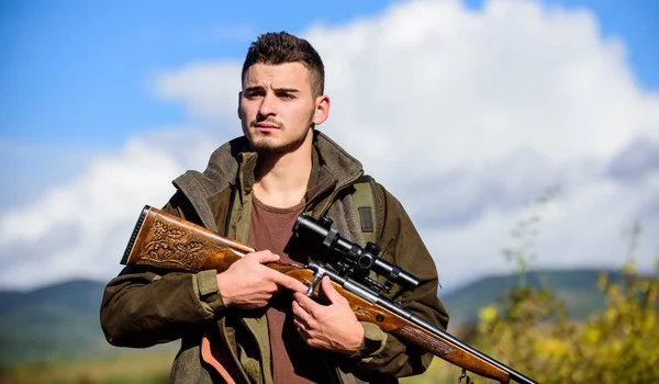 Equipo de caza y medidas de seguridad. Hombre con equipo de caza de rifles fondo de la naturaleza. Asegúrate de estar en buenas condiciones. Prepárense para cazar. Lo que debe tener mientras caza entorno natural —  Fotos de Stock