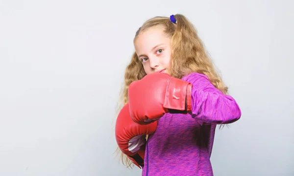 Sport- und Gesundheitskonzept. Boxsport für Frauen. Fähigkeit des erfolgreichen Führers. Sportliche Erziehung. Mädchen niedliches Kind mit roten Handschuhen posiert auf weißem Hintergrund. Erziehung zum Führer. Starkes Kinderboxen — Stockfoto