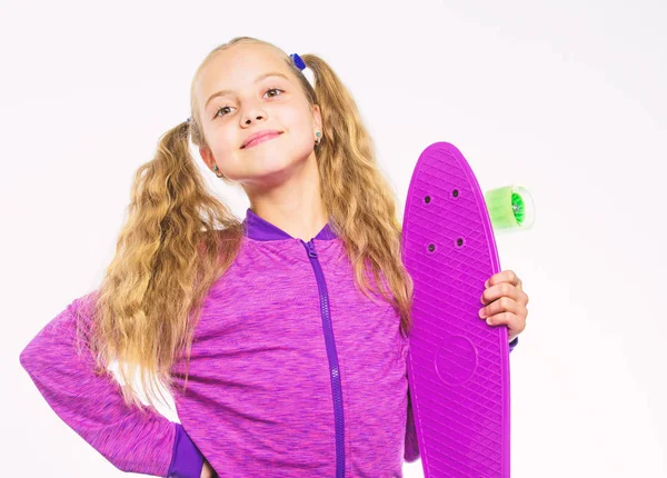 子供は、ペニーのボードを保持します。子供の長い髪は、ペニーのボードを運ぶ。毎日スケーターのプラスチック スケート ボード。彼女の夢のペニー ボード。子供のための最高の贈り物。女の子のための完璧なプレゼントを選ぶを助ける究極のギフト一覧 — ストック写真