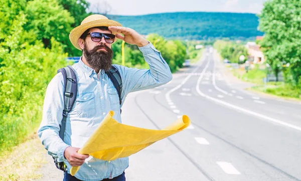 Hombre al lado de la carretera con mapa. Expeditor mapa mochilero mirar dirección de orientación. Mapa topográfico orientador. Expeditor mirando el lado del mundo. Expedición con mapa topográfico orientador — Foto de Stock