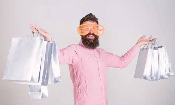 Compras el viernes negro. Feliz compra con bolsas de papel. Consumidor adicto a las compras. Trato rentable. Cómo prepararse para sus próximas vacaciones. Hombre barbudo hipster con muchas bolsas de compras —  Fotos de Stock