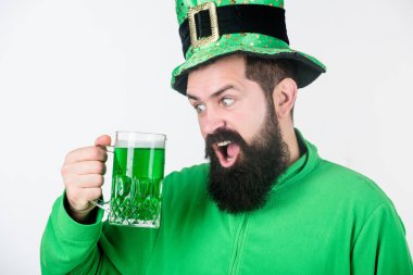 Saint patricks günü kutlama çubuk. Yeşil bira içme sakallı İrlandalı adam. Hippi bira bardağı tutan cin şapkalı. Saint Patricks Günü için kızartma adam sakallı. Mumble için hazır almak sağlar