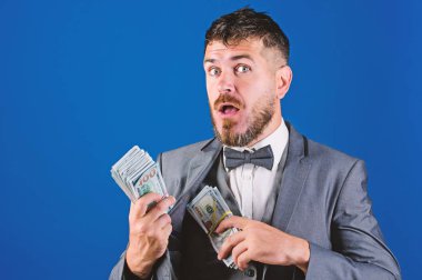 Nakit kolay ve hızlı bir şekilde olsun. Nakit işlem iş. Kolay nakit krediler. Resmi takım elbise mavi arka plan doları banknot yığını tutun. İşadamı nakit para var. Zenginlik ve refah kavramı