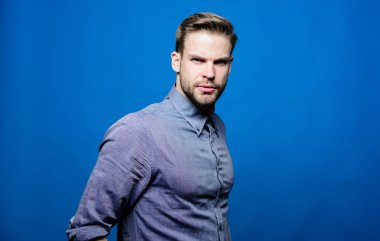 tıraşsız tişörtlü adam. Adam patron. Erkek moda. CEO ve çalışan. kendinden emin bir görünüm ile iş adamı. iş. Yakışıklı maço adam. İş coach. Kişisel tarzını takip. Kendi tarzında