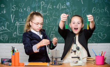 Okul projesi araştırması. Okul deneyi. Kızlar okul üniforması hipotezlerini kanıtlama konusunda heyecanlı. Yetenekli çocuklar okulu. Doğal bilimler üzerine derin çalışma yapan spor salonu öğrencileri.