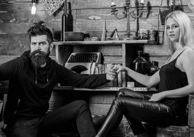 Çift gamekeepers evde, ahşap iç arka plan romantik akşamın. Aşık çift birlikte ellerini tutar. Kız ve erkek rahat yüzleri sıcak atmosferinin keyfini çıkarın. Romantik akşam kavramı