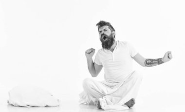 Kavram uyandır. Silah, enerjik ve başarılı maço germe sakallı hippi. Adam sabah, beyaz arka planda enerji dolu. Uykulu, esneme yüz germe, uyan, kopya alanı olan adam.