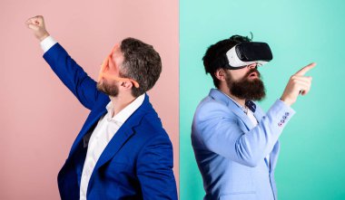 İş modern teknoloji uygulamak. Vr gözlük ve çok plastik Aksesuar sakallı adam. Adam etkileşim içinde sanal gerçeklik. Sanal gerçeklik keşfetmek hippi. Gerçek eğlence ve sanal alternatif