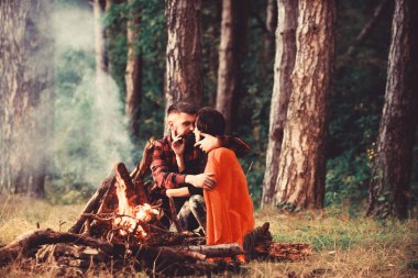 Piknik aşık çiftle orman yangında