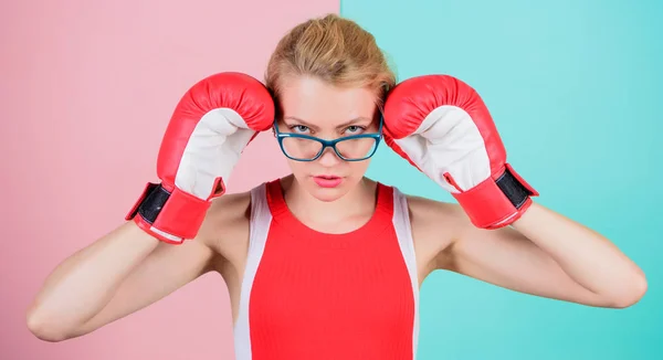 Esta chica puede. Mujer atlética en ropa deportiva. Bonita mujer con gafas y guantes de boxeo. Linda chica boxeadora. Deportiva con mirada nerd. El boxeo la hace súper apta — Foto de Stock