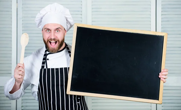 Kulinariska utbildning. Chief cook undervisning mästarklass i matlagning skola. Man håller träsked och blackboard. Master kock ger matlagningskurs. Utbildning av matlagning mat att förbereda, kopia utrymme — Stockfoto