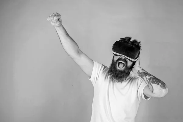 Hipster sur le visage enthousiaste utiliser les technologies modernes pour le divertissement. Concept de musicien VR. DJ avec lunettes VR jouer de la musique, écouter des écouteurs. Homme barbe en lunettes VR, fond vert — Photo