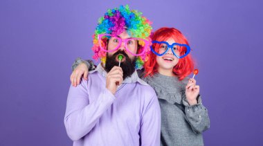 Kolay basit yolları eğlenceli olacak oynak üst. Adam sakallı baba ve kız giyim renkli peruğu süre lolipop şeker ye. Şey sevgi dolu baba çocuklar için yapmak. Eğlenceli haraç baba. Baban ne kadar çılgınca değil mi