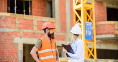 İlerleme projeyi tartışmak. Emniyet Müfettiş konsepti. Müfettiş ve sakallı acımasız builder inşaat ilerleme tartışmak. İnşaat proje teftiş. İnşaat muayene, düzeltmeler ve para cezaları