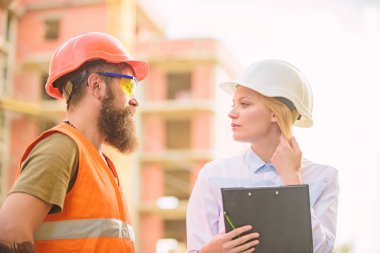 İnşaat malzemeleri satın alma. İnşaat sektöründe. Başarılı bir anlaşma kavramı. Foreman'ın inşaat malzemeleri tedarik kurdu. Uzman ve Oluşturucu İnşaat malzemeleri tedarik hakkında iletişim
