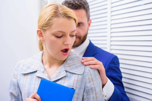 Capo o manager molestare dipendente donna sul posto di lavoro. Vittima di violenza sessuale e molestie sul posto di lavoro. Ufficio donna e il suo capo lussurioso . — Foto Stock